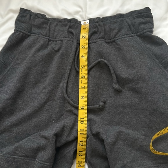 Lululemon Hello Sunday Short, Size 6 - Picture 9 of 11